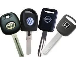 Toyota, Volkswagen, Nissan ve Honda logolu araç anahtarları