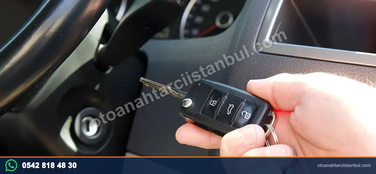 Kontağa takılmak üzere elde tutulan kumandalı araç anahtarı