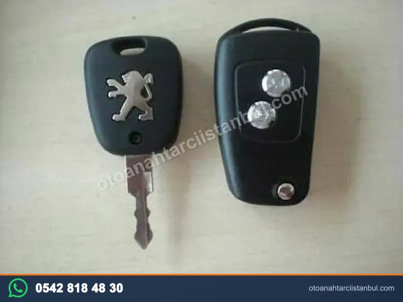 Peugeot logolu kumandalı araç anahtarı ve sustalı anahtar
