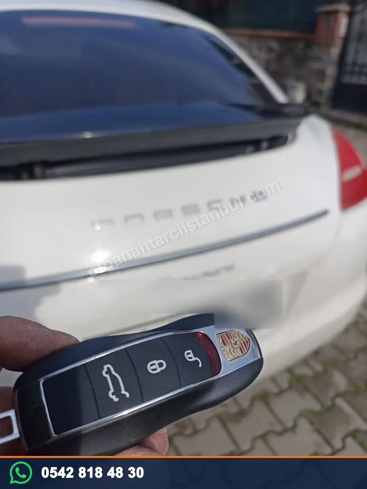 Porsche aracın arkasında Porsche kumandalı anahtar