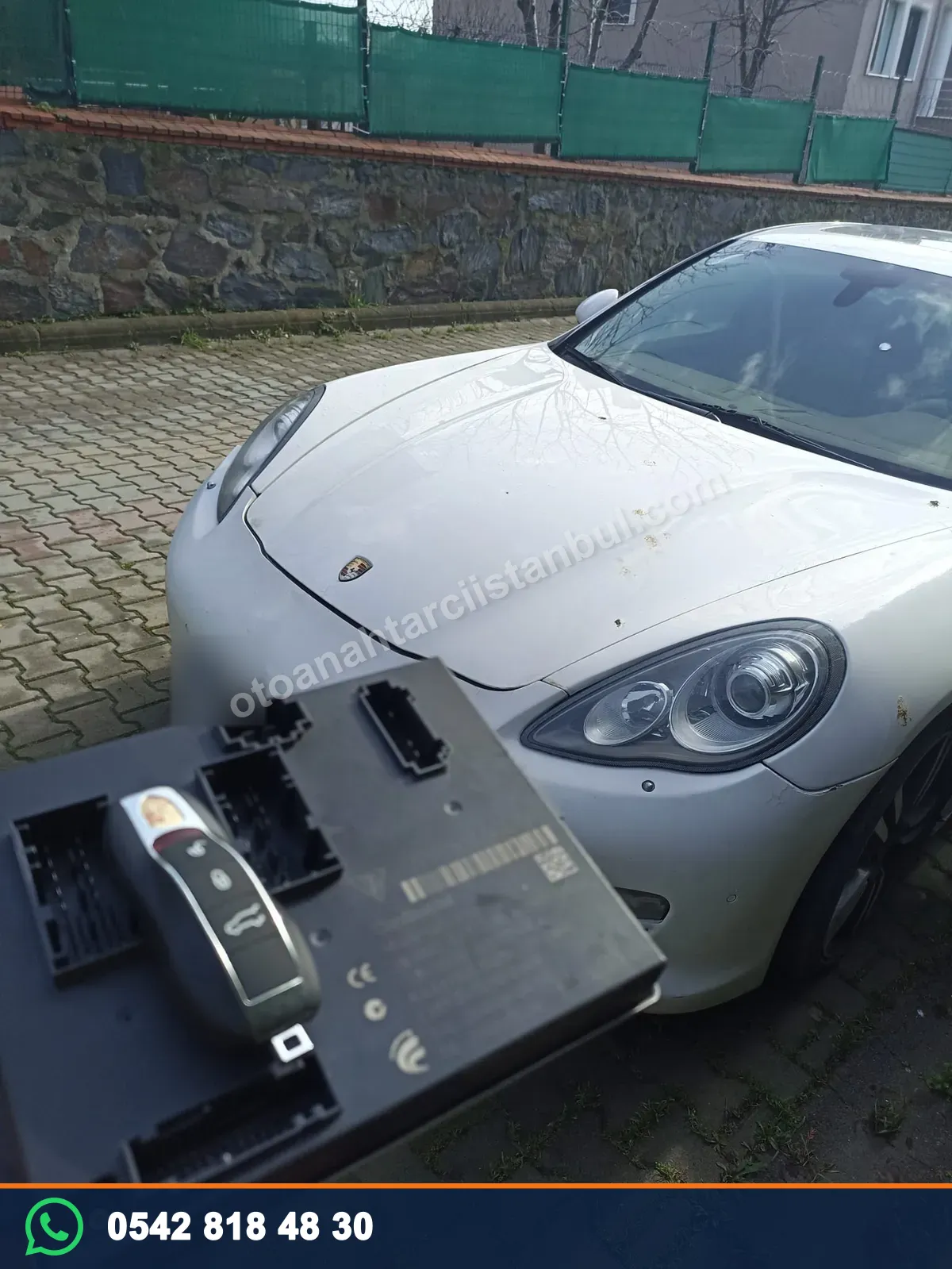 Porsche aracın yanında açılmış anahtar kumandası