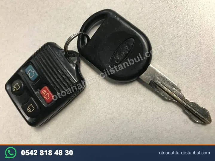 Kumandalı eski tip araç anahtarı ve metal anahtar ucu